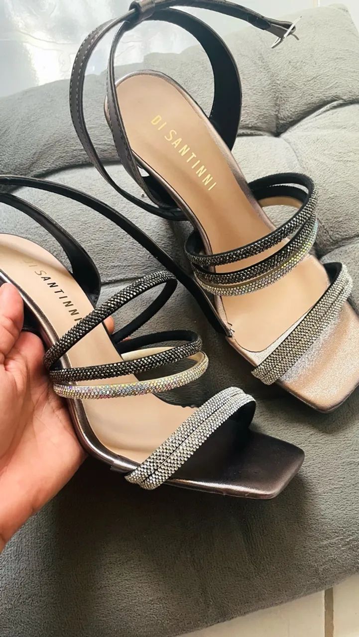 Sandália com strass 