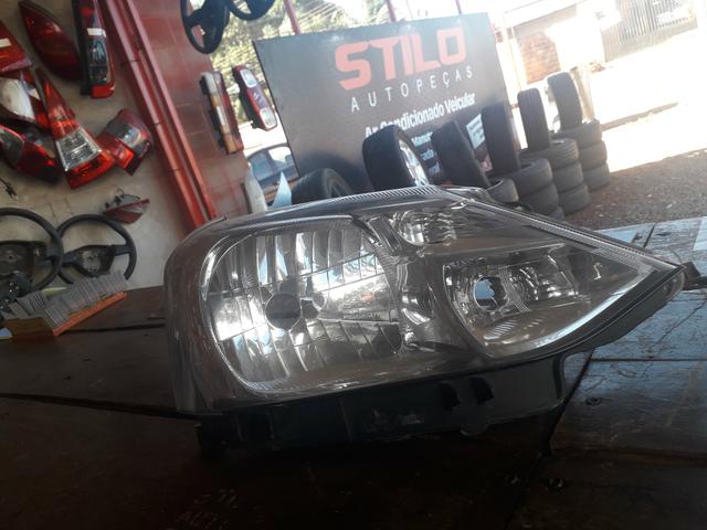 Farol dianteiro direito Toyota Etios usado original