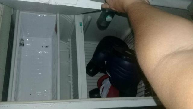 Vende-se ou troco essa geladeira por um celular - Foto 3