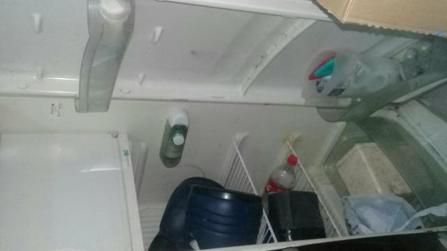 Vende-se ou troco essa geladeira por um celular - Foto 4