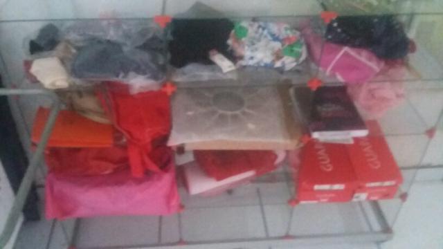 Vendo um balcão de vidro com a base de alumínio com Rodanas