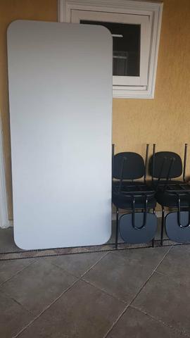 Mesa e cadeiras para escritório