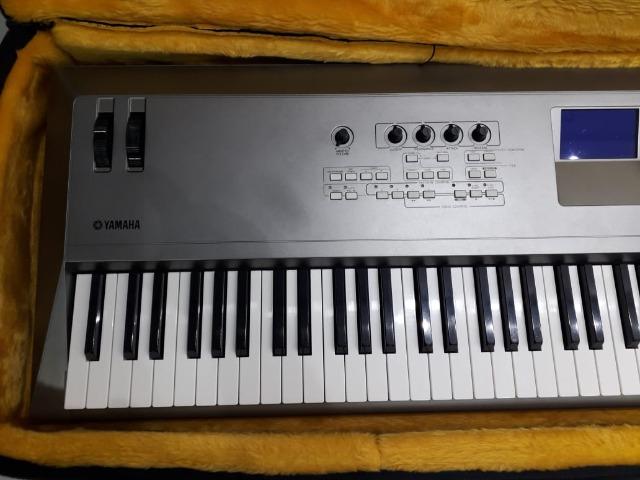 Piano Digital Yamaha MM8 + semi-case bordado - Foto 5