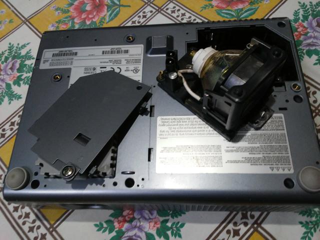 Projetor Hitachi com lâmpada quieimada