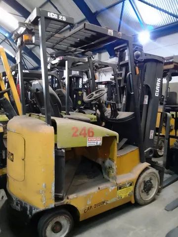 Lote com 4 empilhadeiras Clark, modelo ECG25, capacidade 2.500Kg