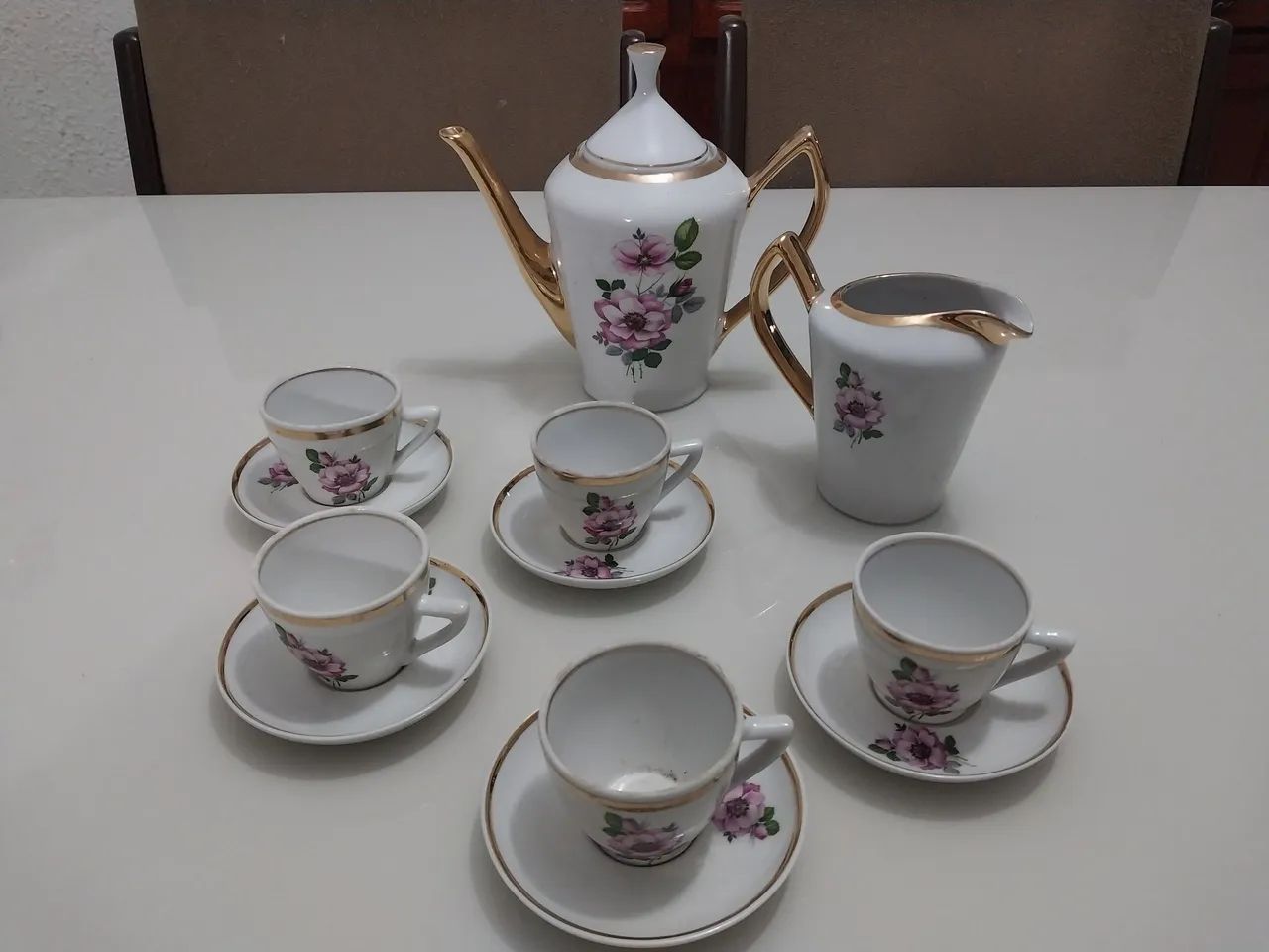 Jogo de chá + leiteira vintage de louça