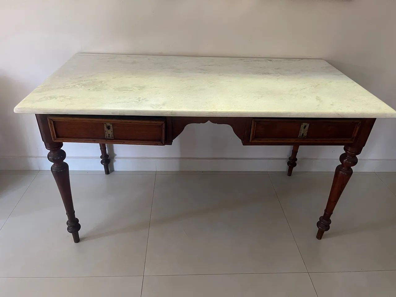 Mesa de madeira com tampo mármore  - Foto 4