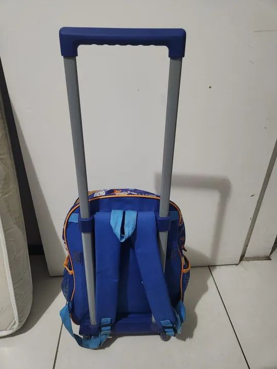 Mochila de rodinhas com tema de tubarão - Foto 2
