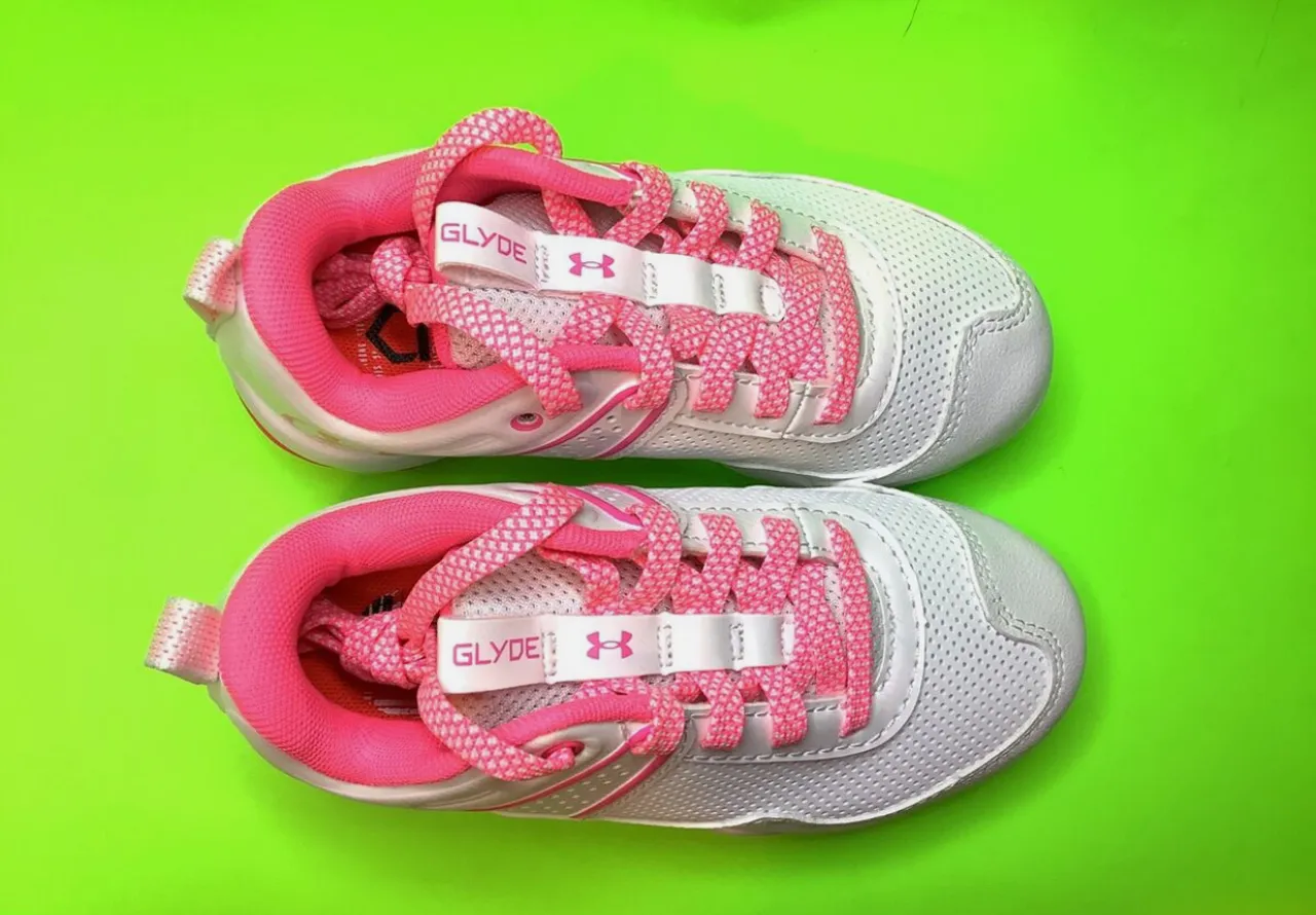 Chuteira Under Armour Glyde - meninas branco e rosa