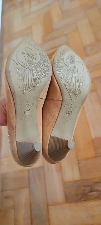 Sapato scarpin de salto bege com strass - Foto 5
