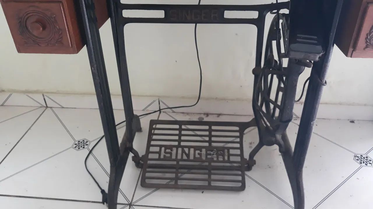 Máquina de Costura Antiga com Mesa de Madeira - Foto 6