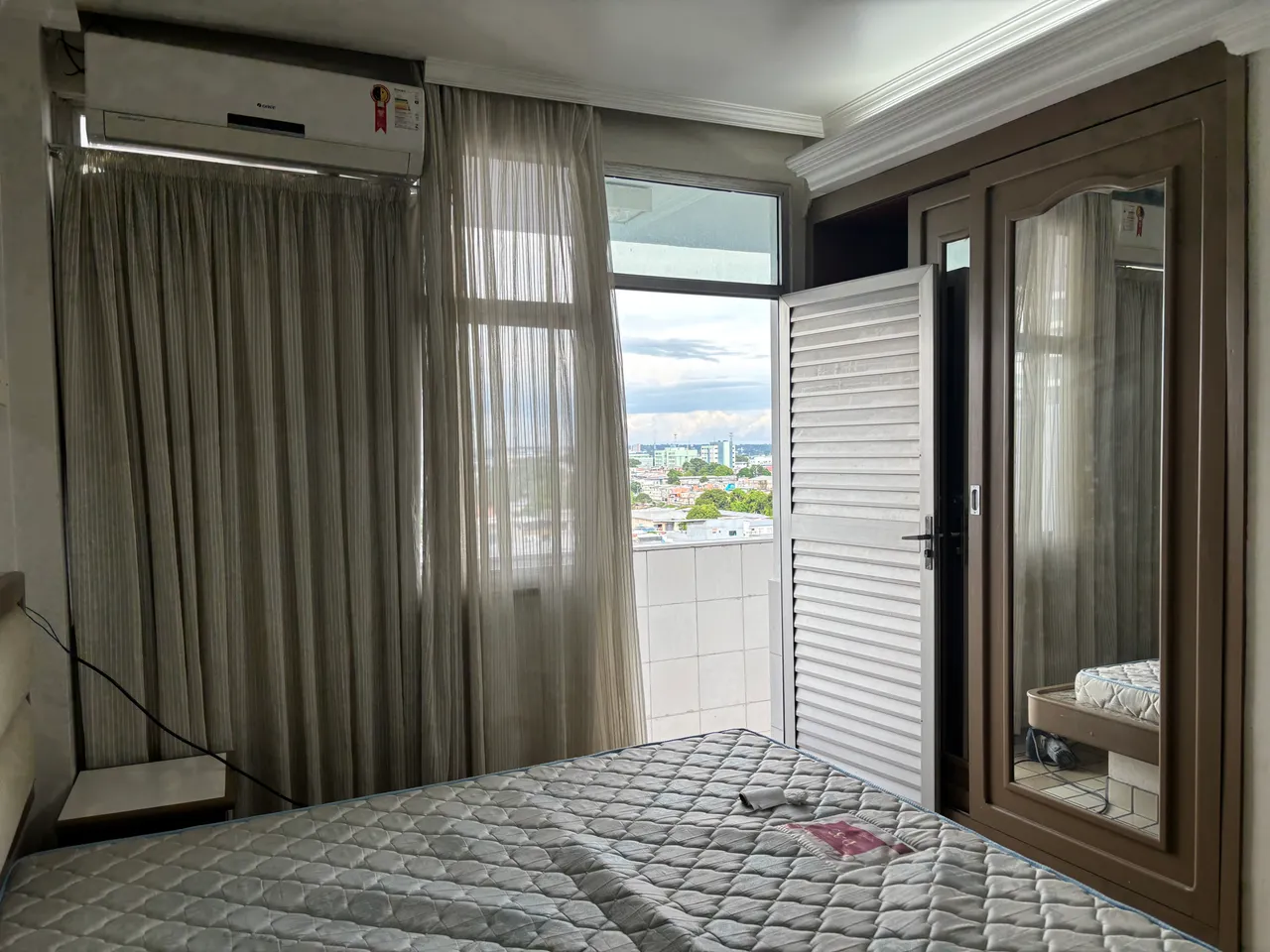 ALUGO LOFT COM 01 SUÍTE SEMI MOBILIADO INCLUSO LUZ E AGUA