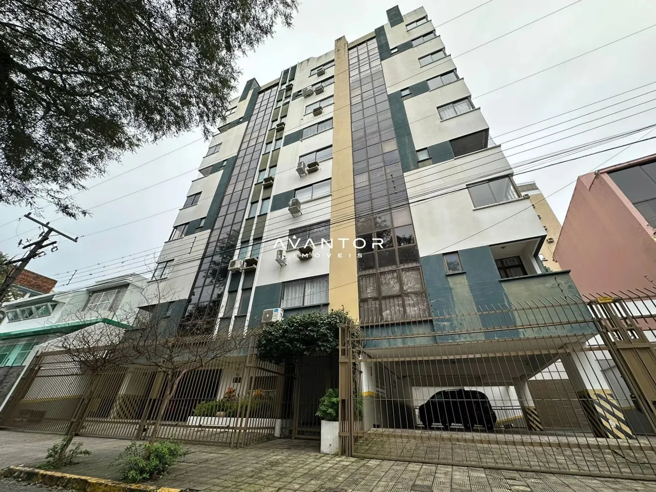 Apartamento Duplex, dois dormitórios, dois banheiros. Localização Central.