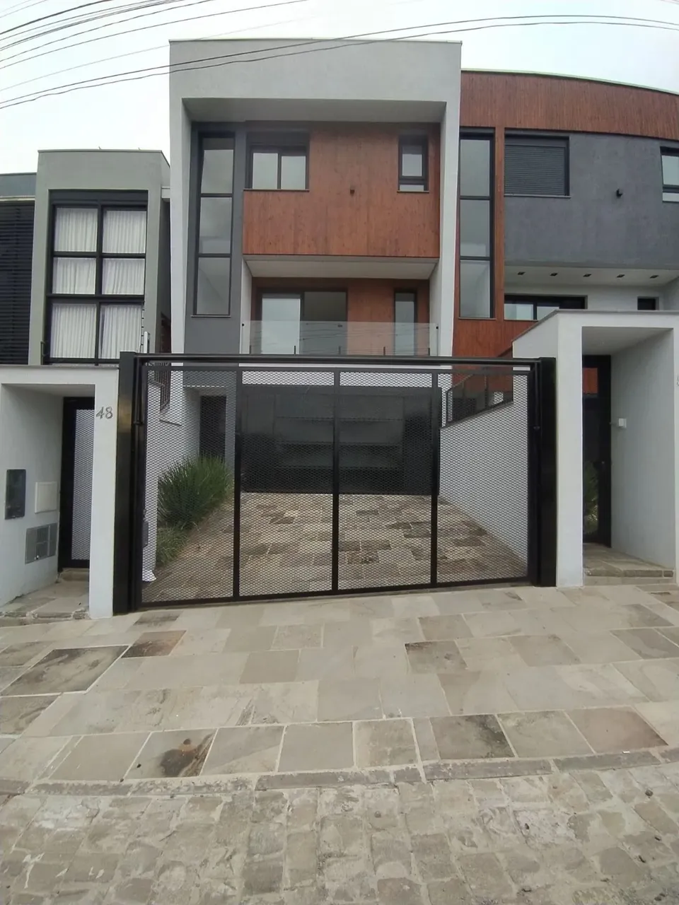 Excelente Sobrado Triplex Novo com entrada individual, localizado no Bairro Vinhedos! Cont
