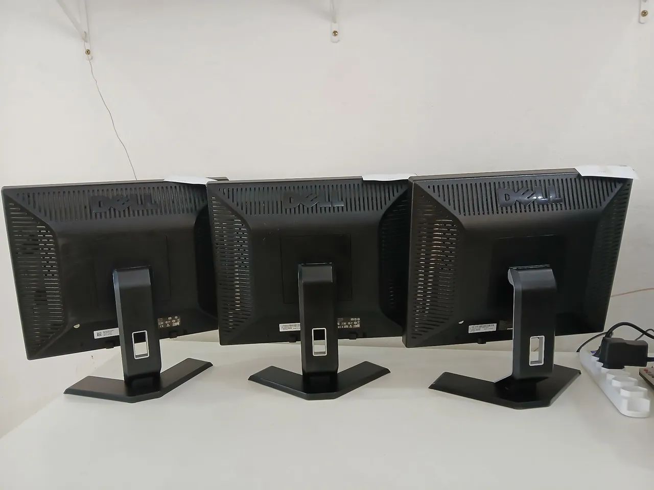 3 Monitores Dell 17 polegadas iguais, ótima resolução,  com garantia e cabos - Foto 2
