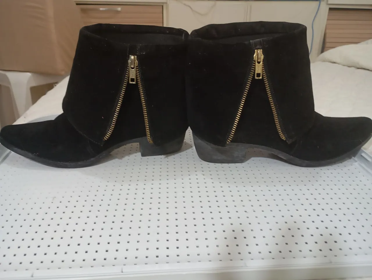 Bota feminina preta com zíper dourado