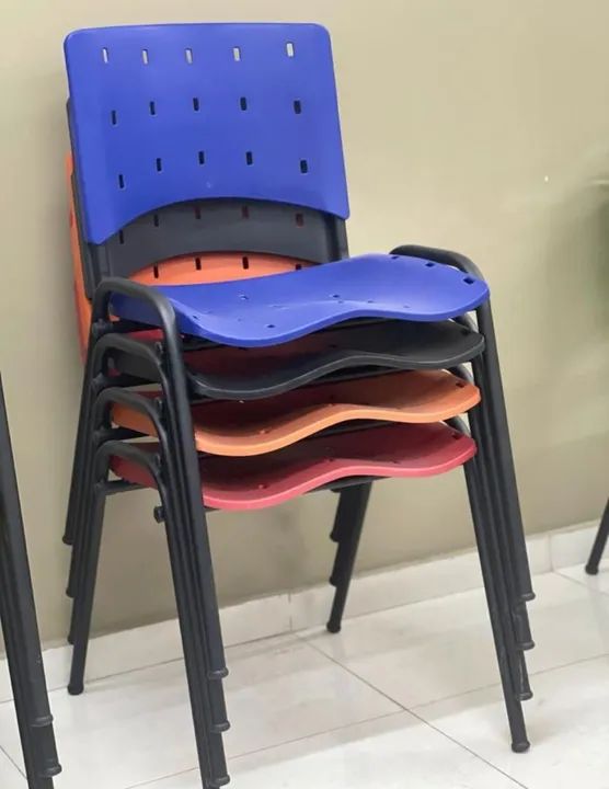 Cadeiras Empilháveis fixas 
