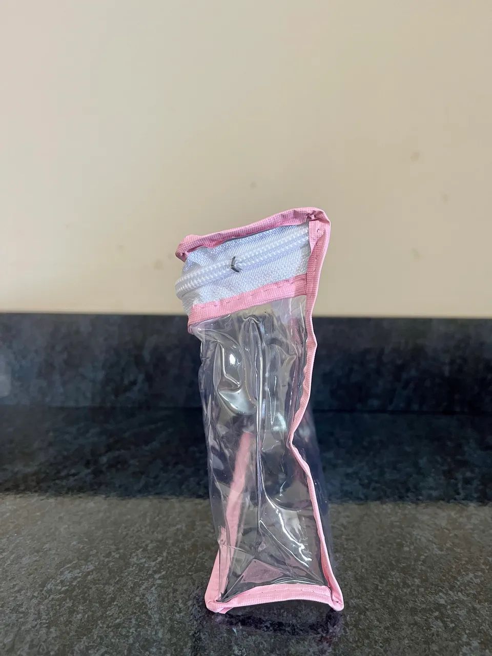 Necessaire Transparente com Detalhes Rosa - Prática e Perfeita para Viagem! - Foto 4
