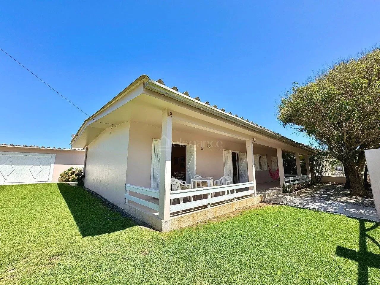 Casa próxima ao mar com dois terrenos à venda na praia de Xangri-Lá. - Foto 2