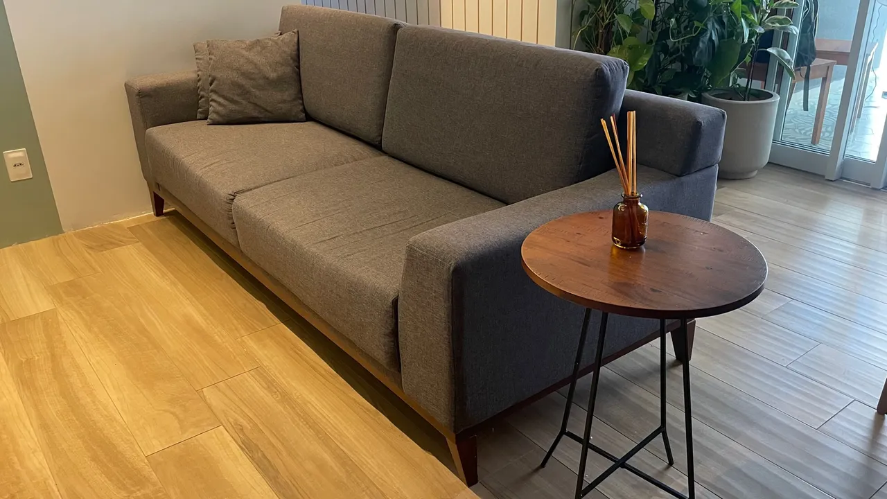 Sofá Cinza Moderno - Perfeito para sua sala!