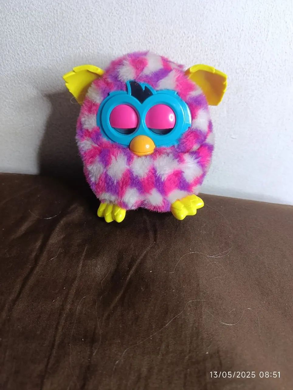 Furby eletrônico rosa e branco