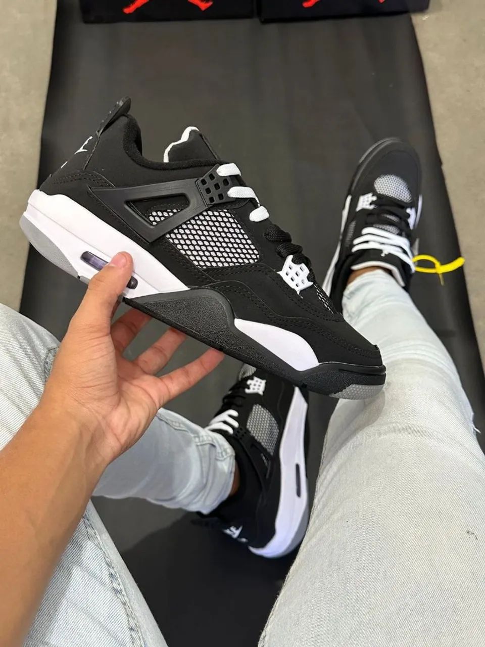 Air Jordan 4 Retro - Branco, Cinza e Preto - Calçados
