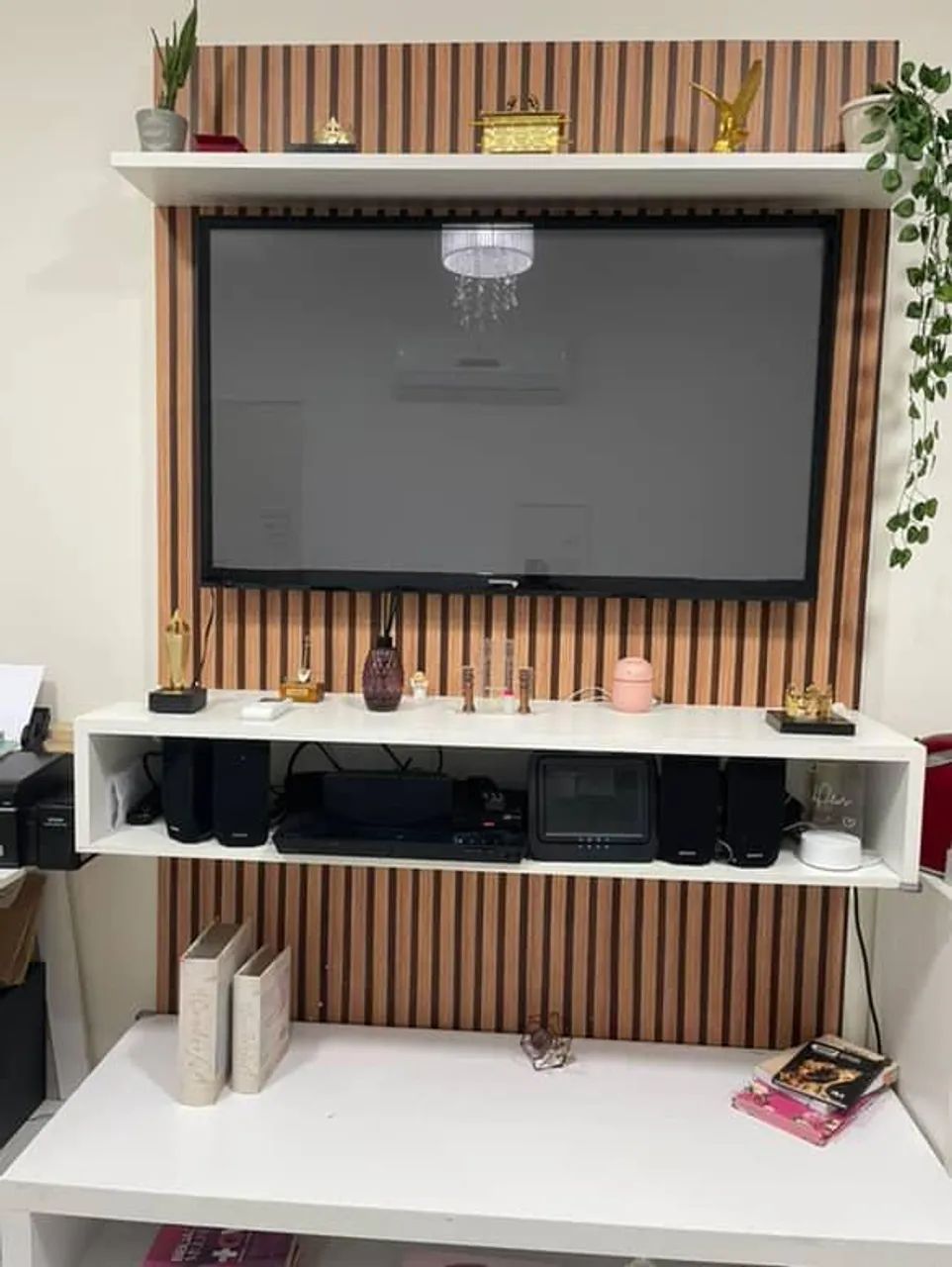 Rack de Parede Branco Moderno ADESIVADO com ripado 3D - Foto 2