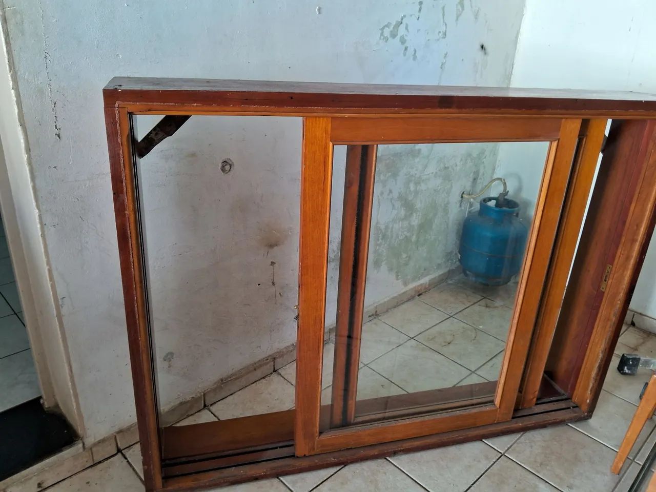 Janela de madeira  maciça  2 folhas. 64522272936834121