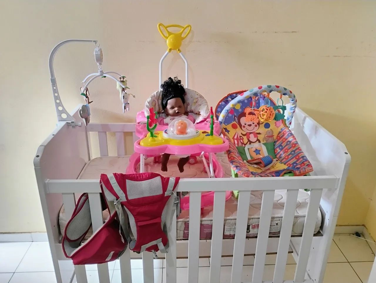Berço Infantil Branco + Colchão + Mobile musical + Cadeirinha musical + Andador + Canguru - Foto 4