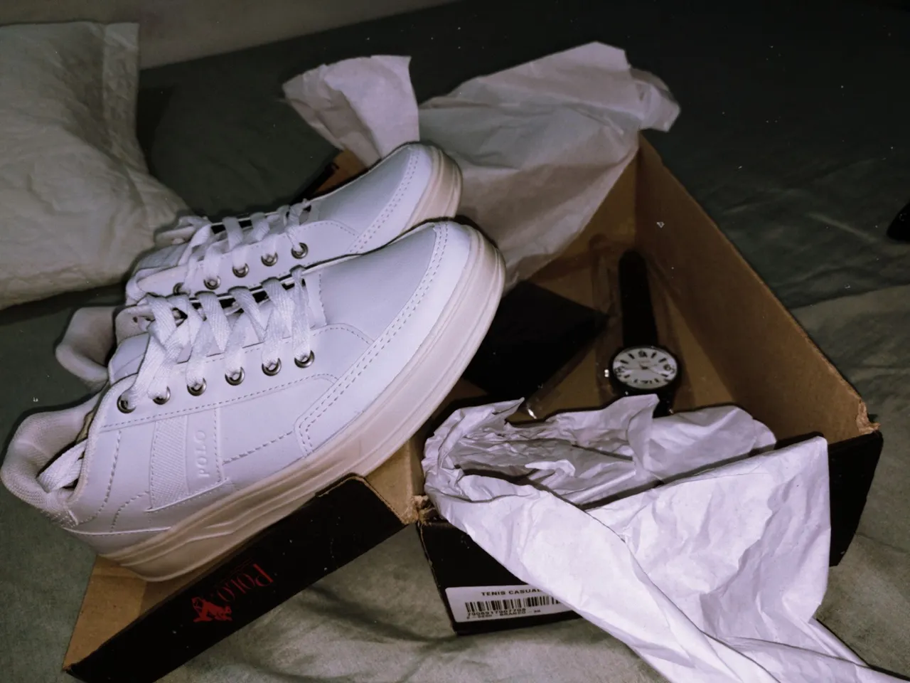 5 itens contendo sapatos roupas e acessórios