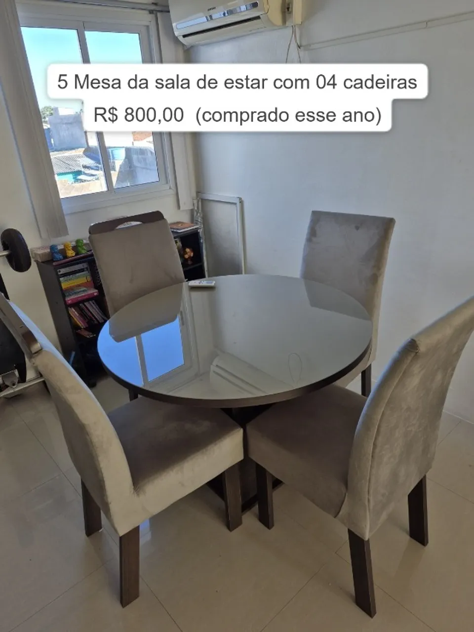 Mesa da sala de estar com 04 cadeiras