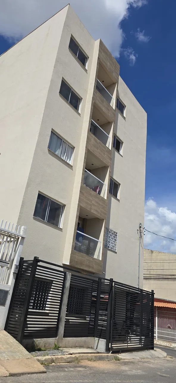 OPORTUNIDADE ÚNICA! Lindo apto na QN 7! 3 ANDAR C/ELEVADOR! 45M²! Vista Livre! Varanda!