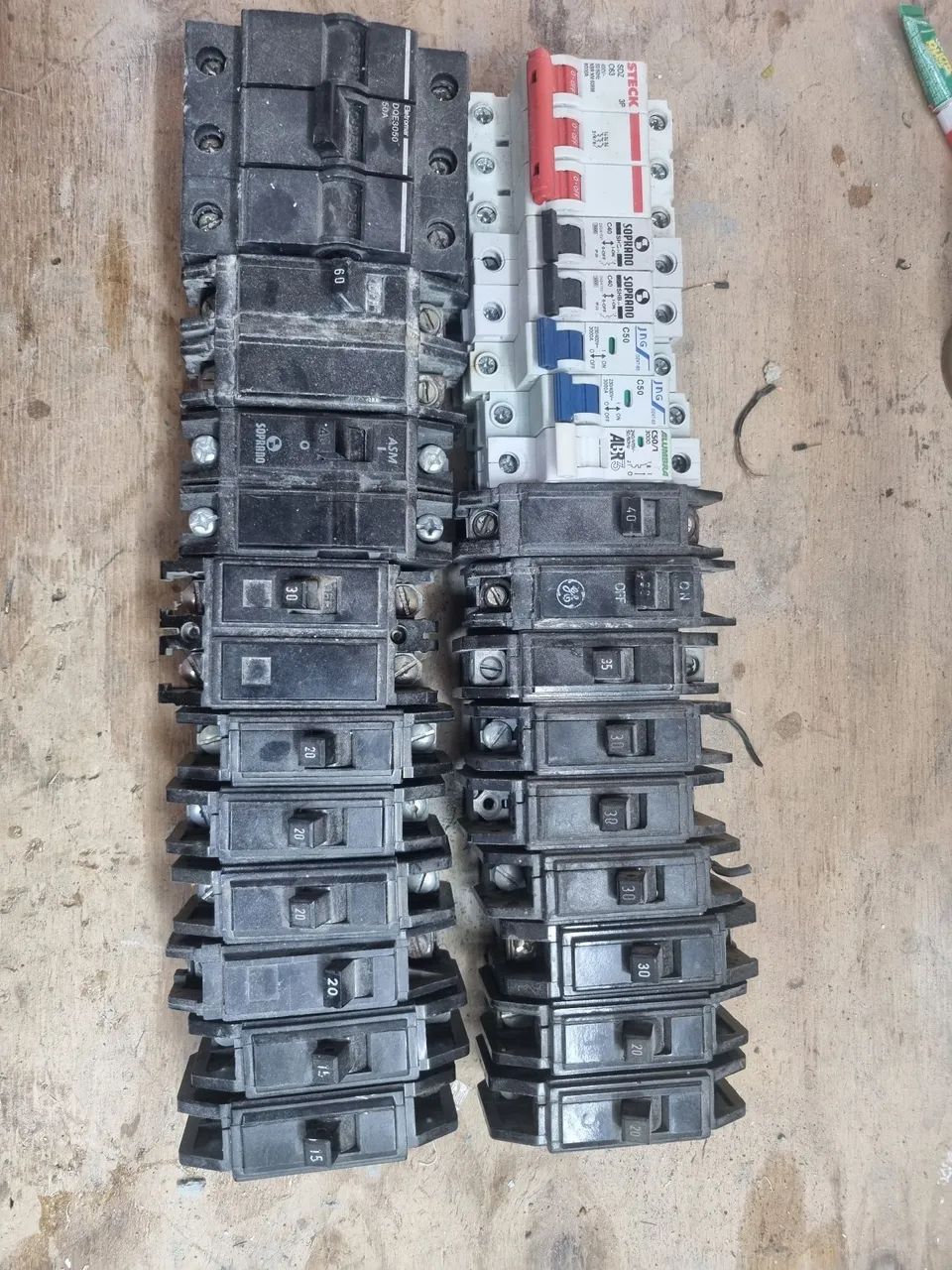 Disjuntores Elétricos - Diversos Modelos e Amperagens