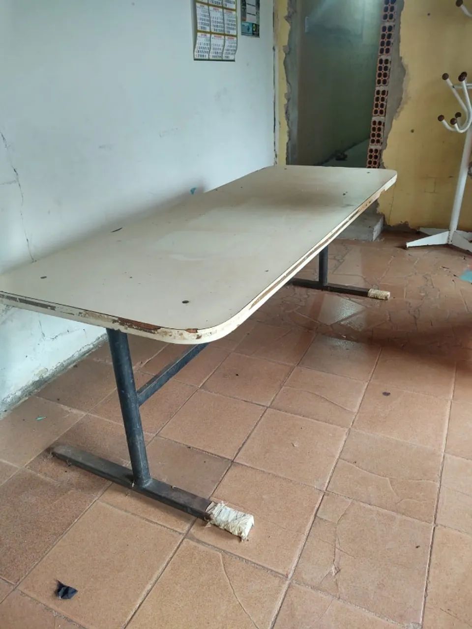 Vendo Mesa Grande com Tampo Claro e Base de Metal - Foto 2