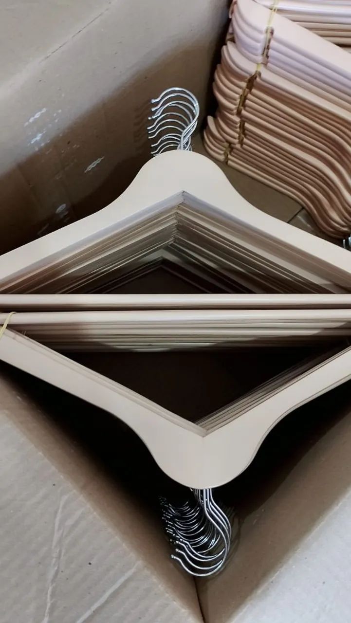 Caixa de cabides de madeira  - Foto 2