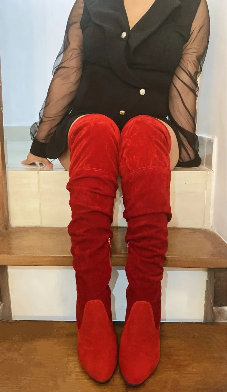 Vende-se bota vermelha de veludo cano longo por apenas 200 está