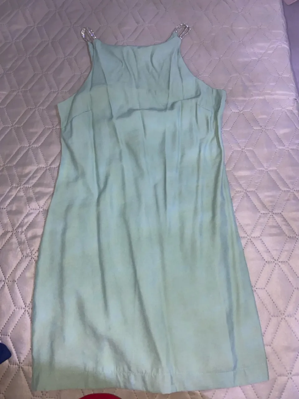 Vestido verde claro com detalhes