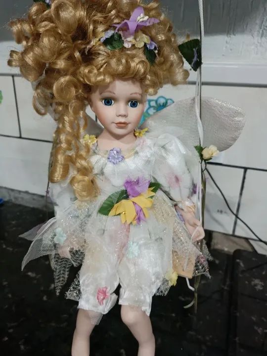 Boneca de Porcelana Vintage. Fada no balanço. Coleção Cathay Tam, 42 cm - Foto 6
