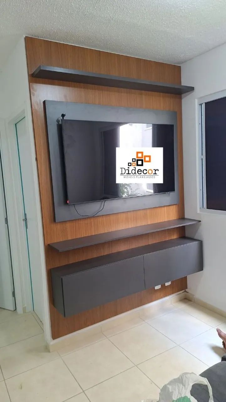 Painel de TV Planejado com Rack e Prateleiras - Moderno
