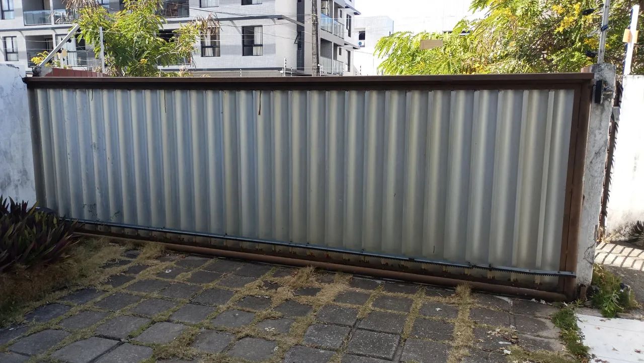 Portão alumínio moldura em aço medindo 5,60 mt x 1,70 mt. - Foto 3
