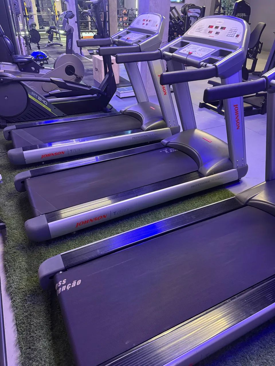 Esteiras profissionais marca jogson com inclinação ,estão montadas no local . - Foto 3