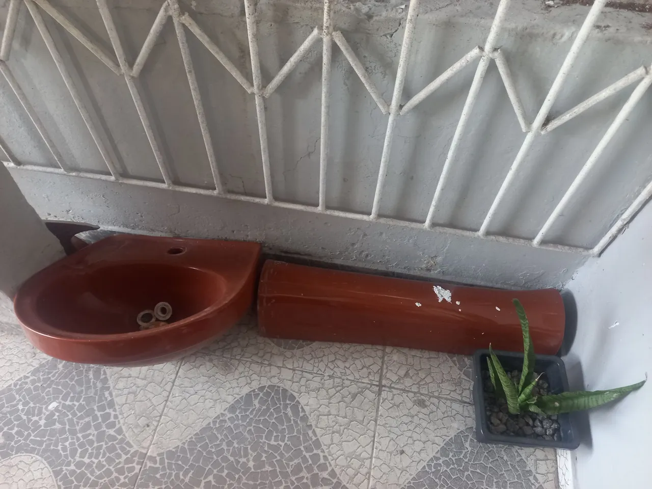 Cuba de Cerâmica Marrom para Banheiro