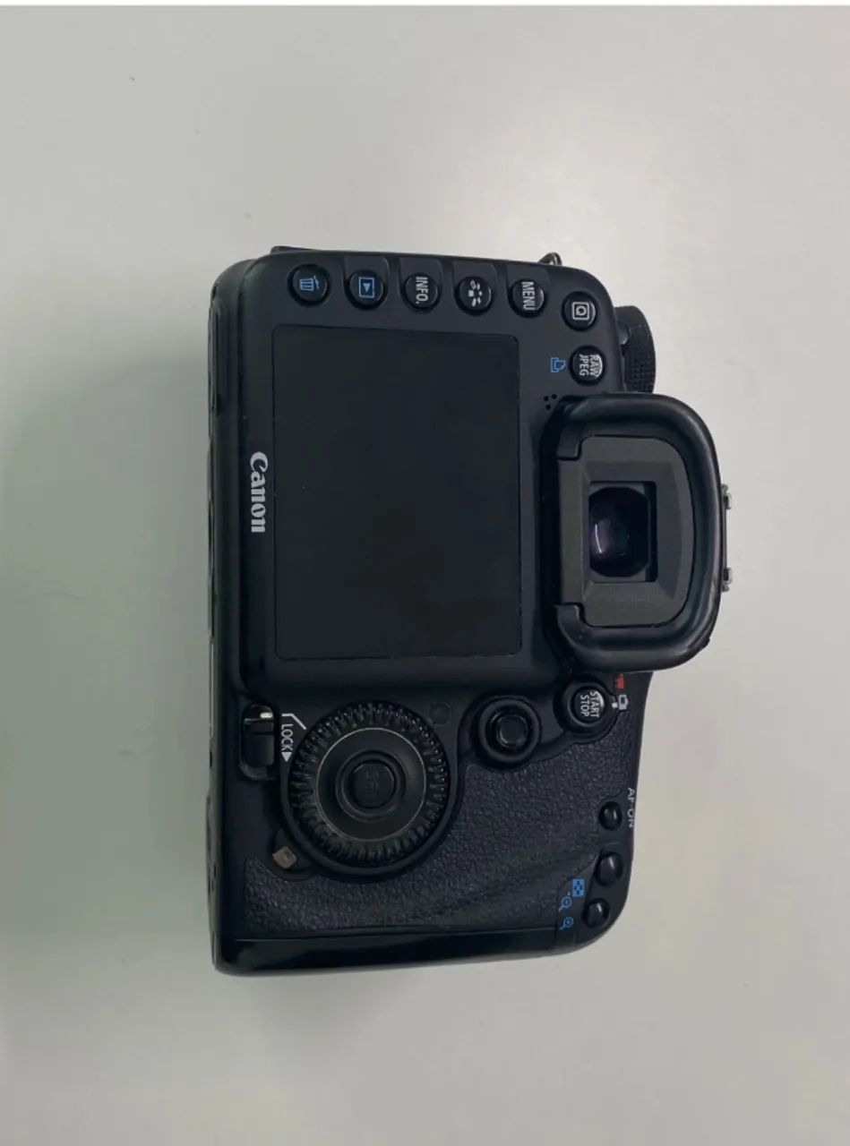 Canon EOS 7D/EFS 18-55mm (良品） Canon EOS 7D DSLR Camera with 18-55mm IS USM Lens & W-E1 Wi-Fi