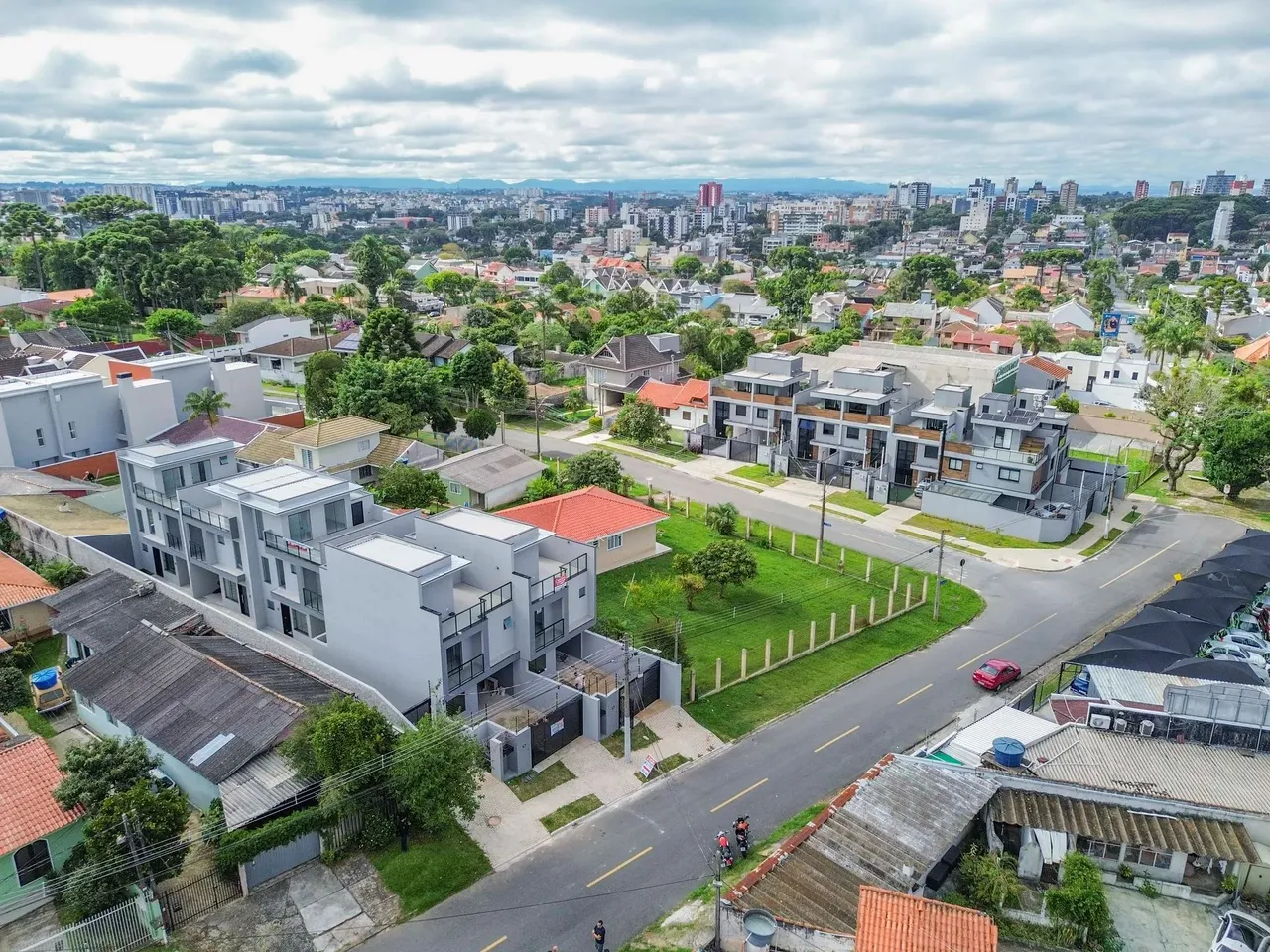 Sobrado para venda tem 116 metros quadrados com 3 quartos em Boa Vista - Curitiba - PR