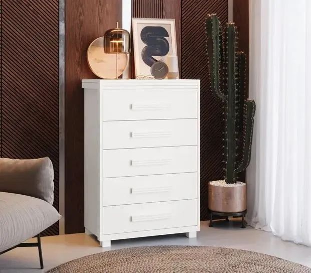 Cômoda branca com 5 gavetas