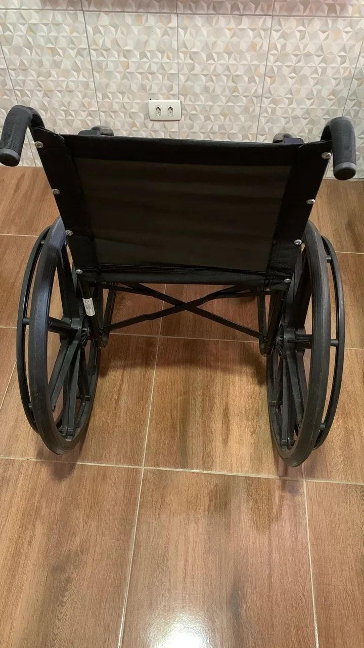 Cadeira de rodas seminova (para vir buscar) - Foto 4