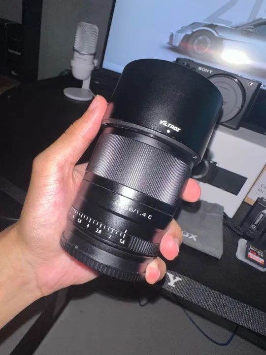 Sony Zv-E10 + Lente Viltrox 56mm/1.4 + 3 Baterias c/ Carregador Duplo + Smallrig + Brindes - Foto 3