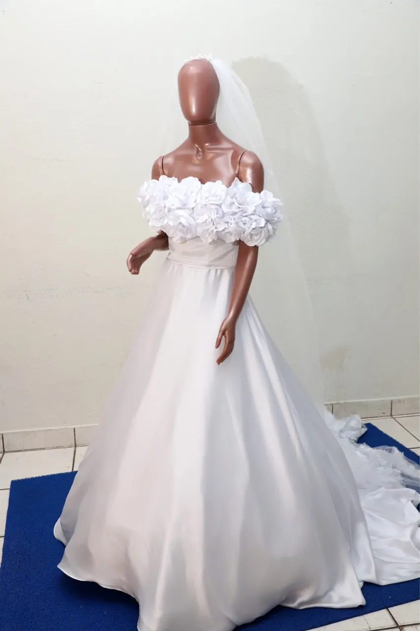 Vestido de noiva com detalhes florais