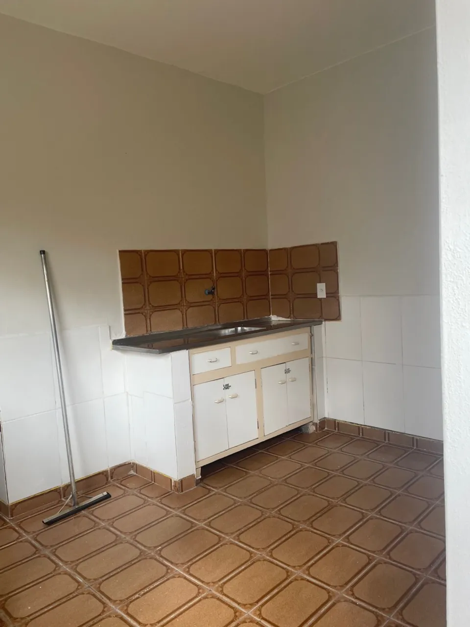 Alugo casa de fundos.