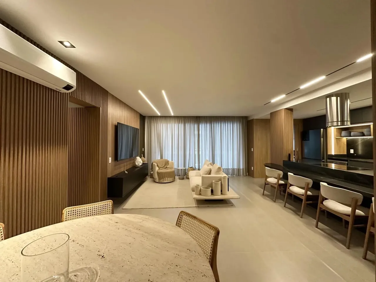 Apartamento mobiliado com 03 suítes, em Jurerê, à poucos passos da praia .